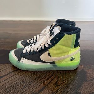 Nike - Boys size 4.5 (US) mid-top sneakers